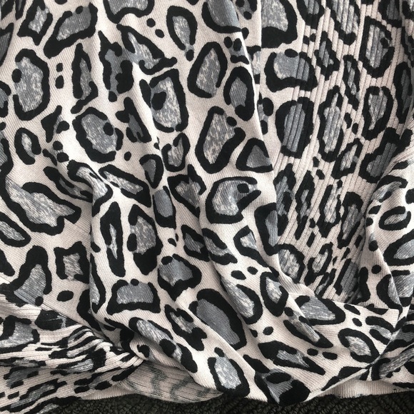 EST. 1946 Black and Grey Sweater - Picture 4 of 4